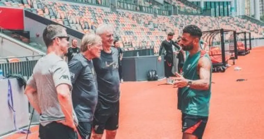 محمد صلاح يدهش الجماهير في هونج كونج ويتبادل الحديث مع أساطير ليفربول