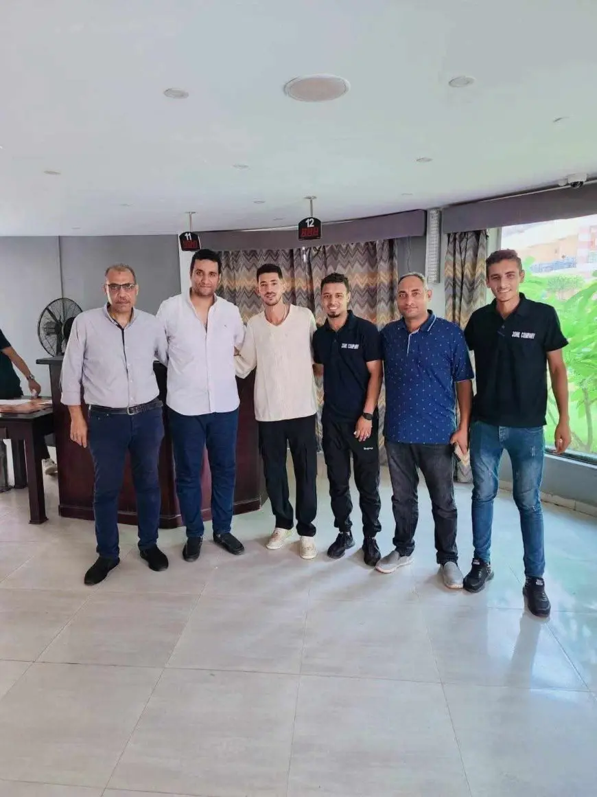 الفنان أحمد فتوح يشعل الانتقادات من جديد بصورة لافتة من العين السخنة بعيدًا عن معسكر الزمالك