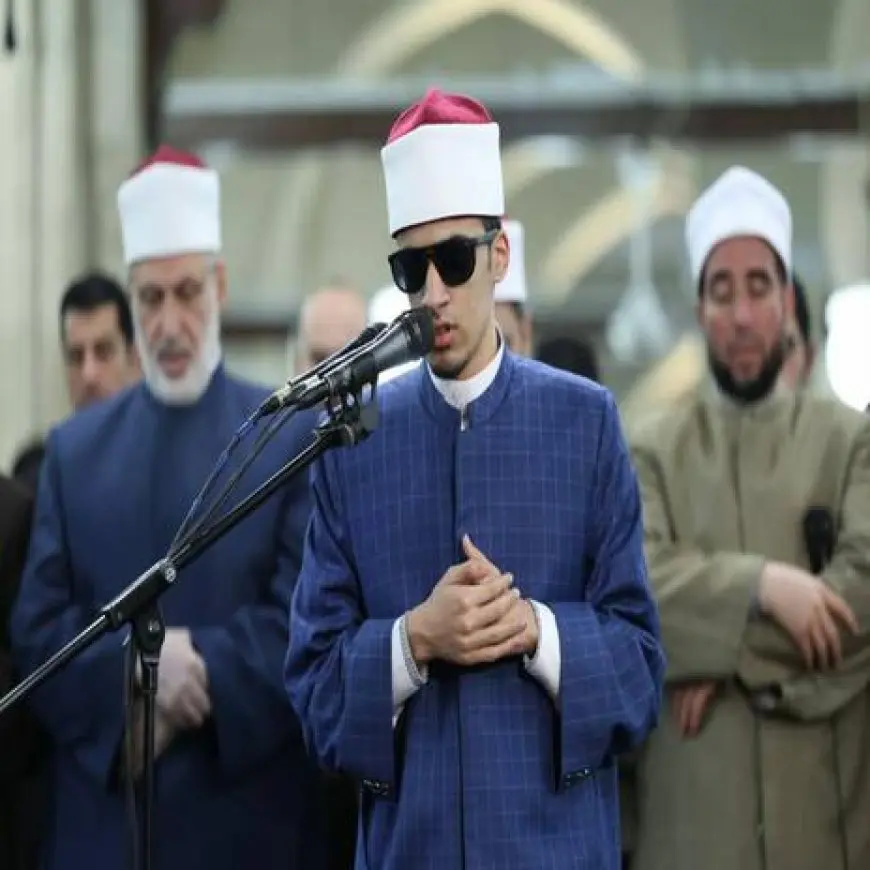 “والدة كفيف يفاجئ الجميع بتصريحاته الملهمة بعد نجاحه في الثانوية الأزهرية!”