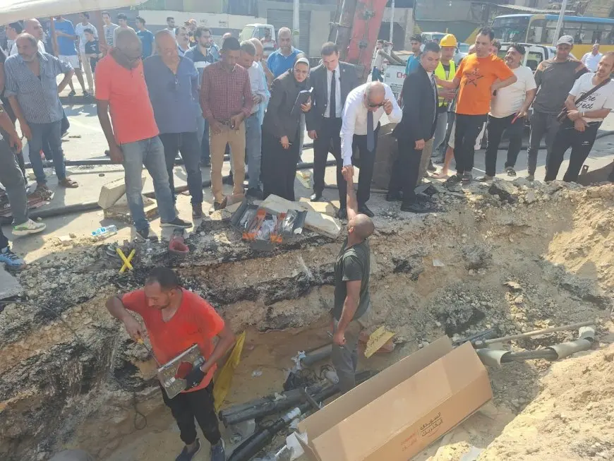 وزير الكهرباء يفاجئ الجميع بزيارته لإصلاح العطل في كابل الكهرباء أمام محطة مترو «ساقية مكي»