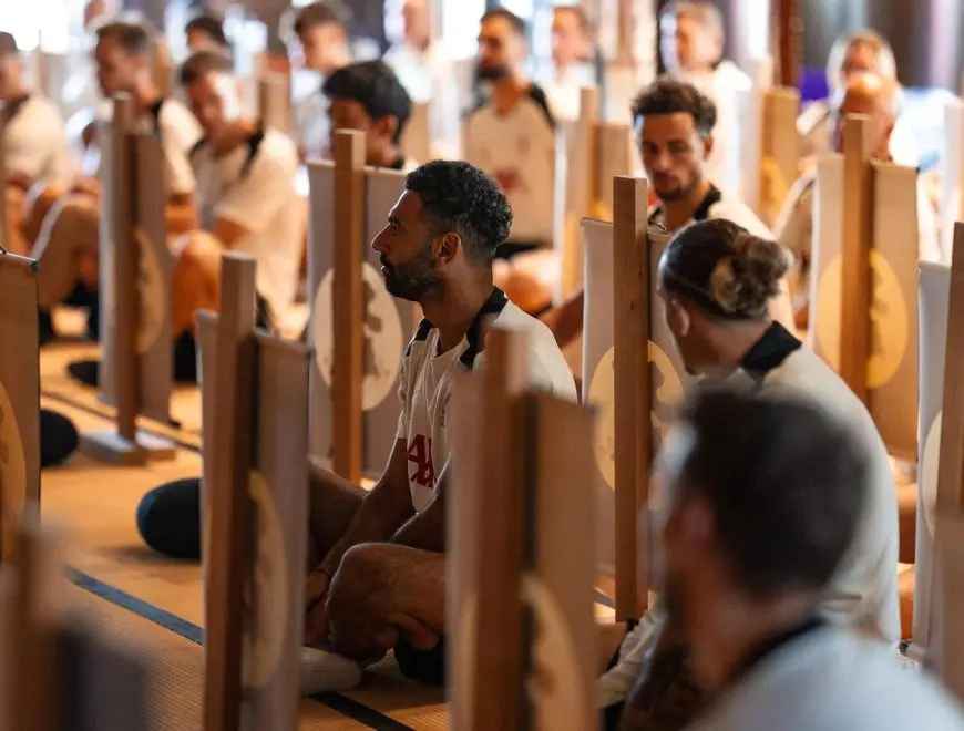 محمد صلاح يستمتع بتجربة فريدة في اليابان بزيارة معبد بوذي وجلسة تأمل مع زملائه في ليفربول صور