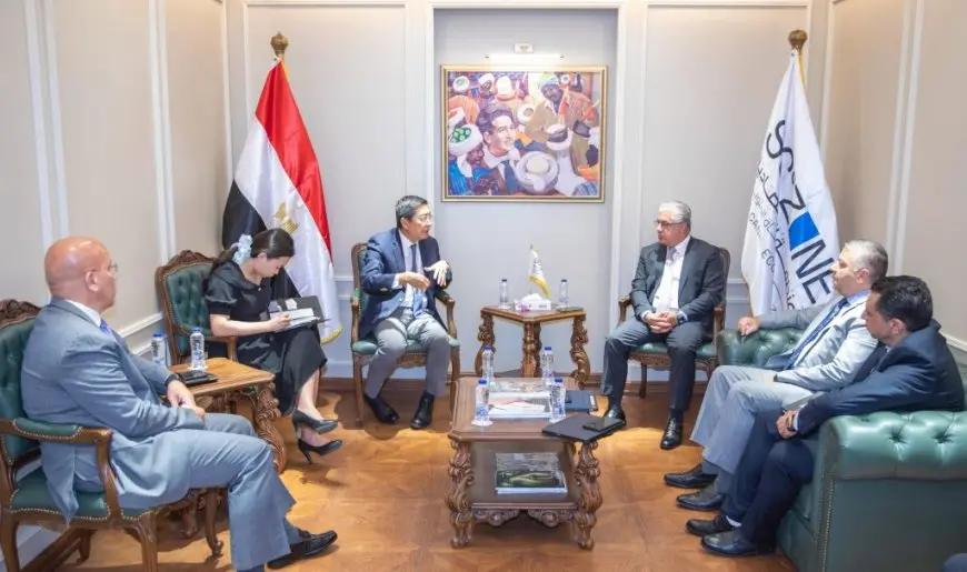 رئيس المنطقة الاقتصادية يناقش فرص التعاون والاستثمار مع سفير سنغافورة في القاهرة