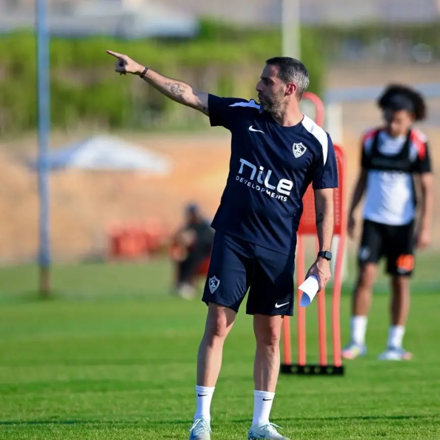 يانيك فيريرا يلتقي بلاعبي الزمالك قبل بدء تمرين اليوم