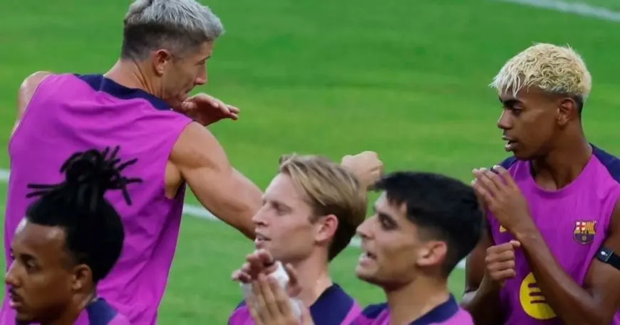يامال وليفاندوفسكي يتصارعان بتبادل اللكمات خلال مران برشلونة