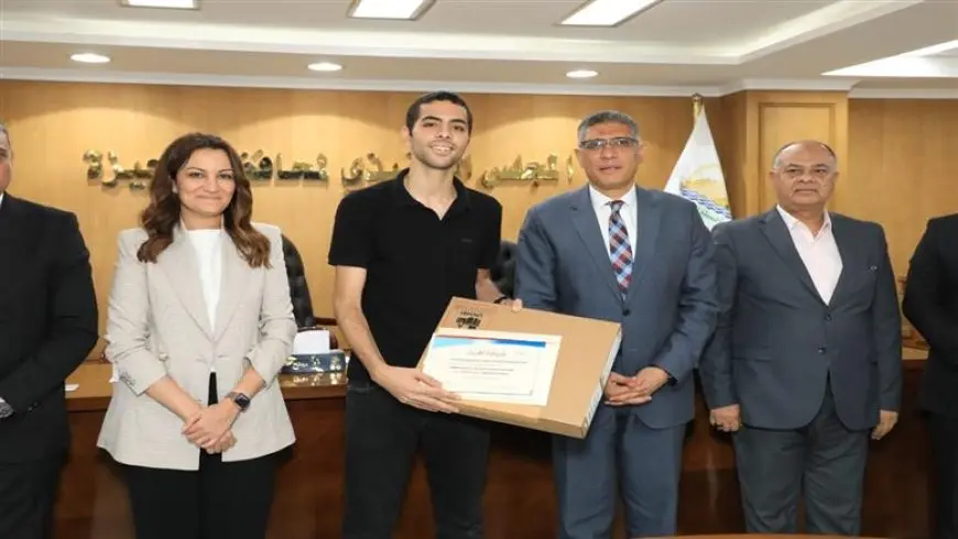 محافظ الجيزة يكرم أوائل الثانوية العامة والدبلومات الفنية 2025 والمفاجأة توزيع جازة غير متوقعة للطلبة المتميزين