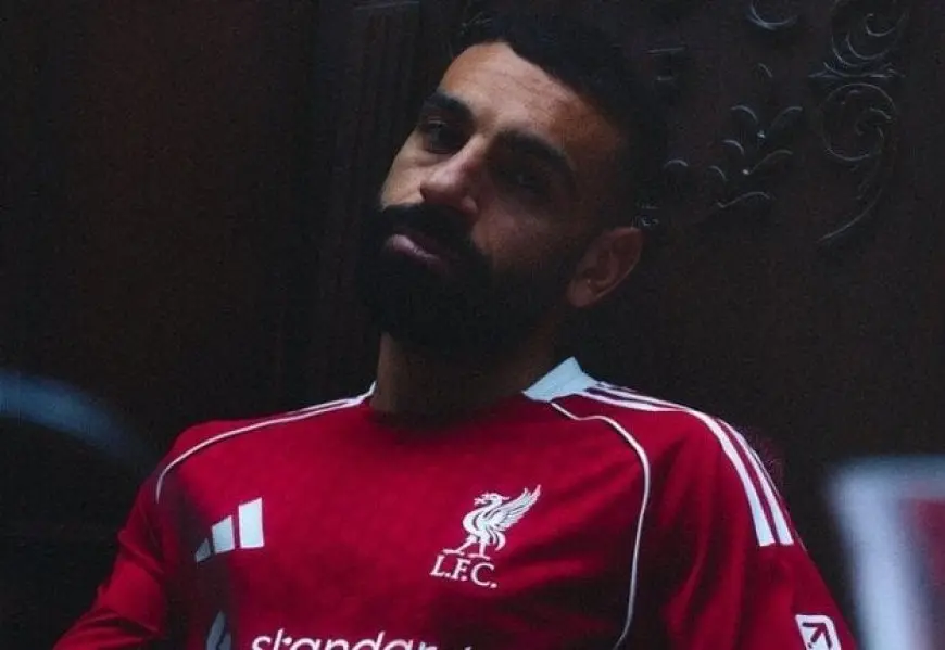 محمد صلاح يتألق في عرض ليفربول لقمصانه الجديدة لموسم 2023 2024 صور