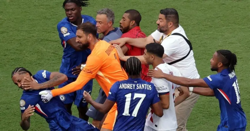 قرار عدم إيقاف لويس إنريكي بعد حادثة اللكمة لجواو بيدرو يثير التساؤلات