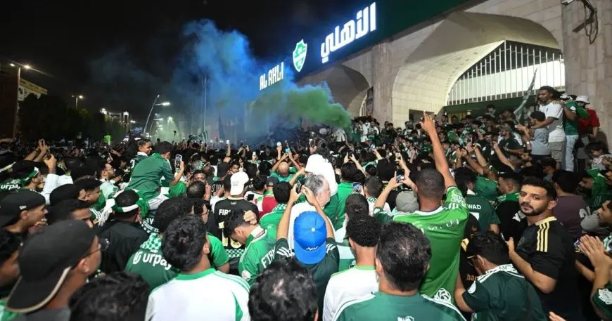 جمهور الأهلي يحتفل بفوز فريقه بلقب السوبر السعودي بأجواء مفعمة بالحماس