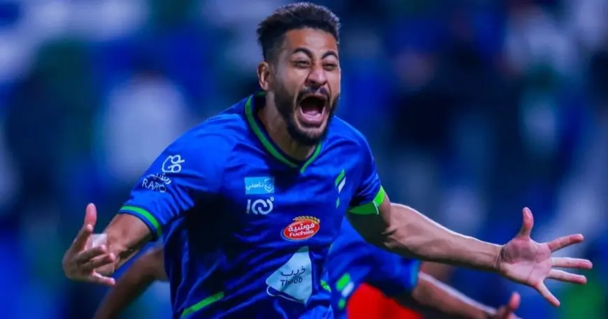 الفتح السعودي يمدد عقد نجمه المغربي مراد باتنا بعقد جديد