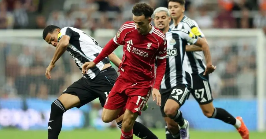 ليفربول يحقق انتصاراً درامياً على نيوكاسل المنقوص بضربة ساحقة في مباراة مثيرة