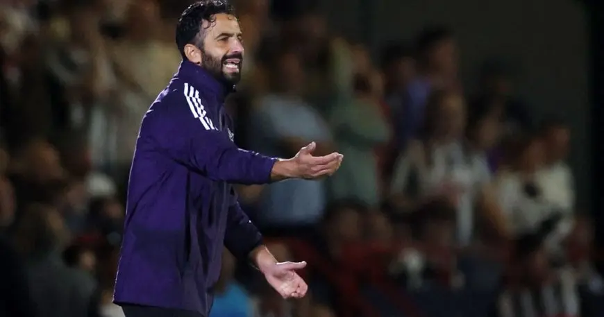 أموريم يقدم اعتذاراً صادقاً لجماهير مانشستر يونايتد بعد الهزيمة أمام غريمسبي