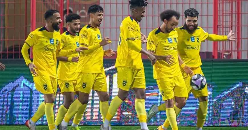 السومة يتألق ويفاجئ الحزم في مباراة مثيرة أمام ضمك خلال افتتاح الدوري السعودي