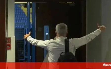 Mourinho Embraces Chelsea Staff Member Sparking Applause in Press Room