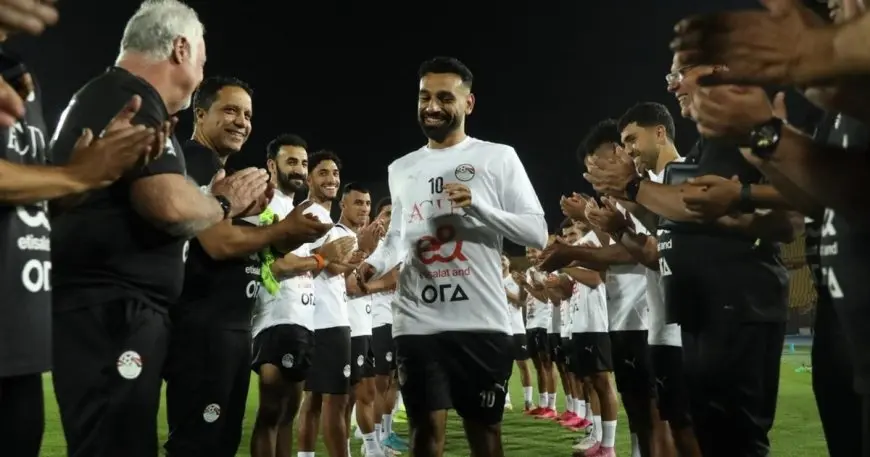 حسام حسن يرحب بمحمد صلاح بممر شرفي في معسكر منتخب مصر