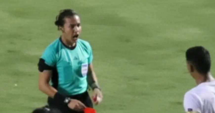 ناد كولومبي يتخذ قراراً صارماً بطرد لاعب بعدما صفع حكمة عقب حصوله على بطاقة حمراء