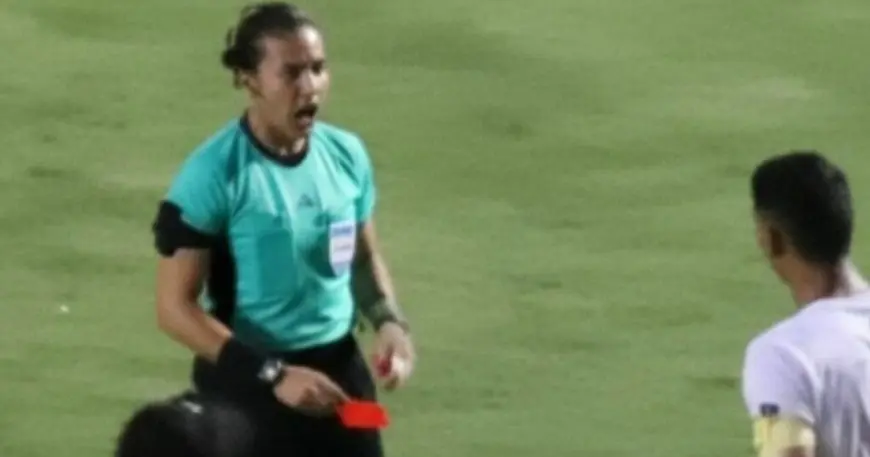 لاعب كولومبي يعتدي على حكمة بعد طرده ببطاقة حمراء
