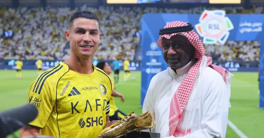 رونالدو يحقق إنجازاً جديداً ويتسلم جائزة الحذاء الذهبي للدوري السعودي 2024-2025