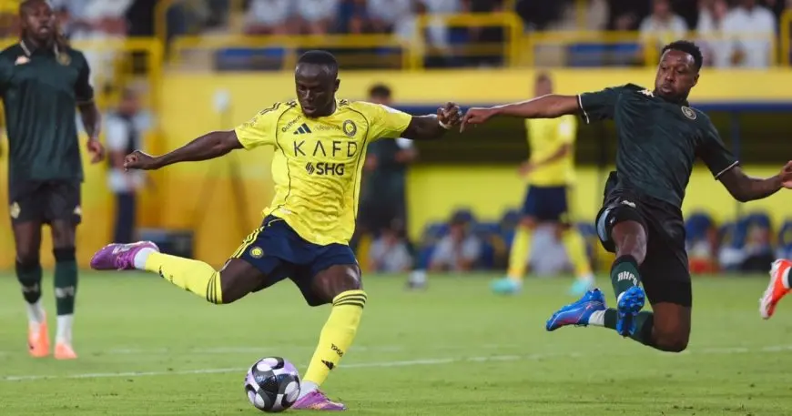 ماني ومارتينيز يقودان النصر لاستعادة صدارة الدوري السعودي بفوز مثير على الخلود