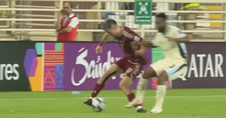 مهند الشنقيطي يتعرض للطرد في مباراة الوحدة والاتحاد بدوري أبطال آسيا