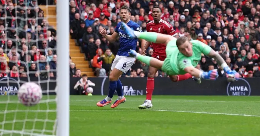ليفربول يتخطى إيفرتون وينفرد بالصدارة مع سجل مثالي كامل في الدوري