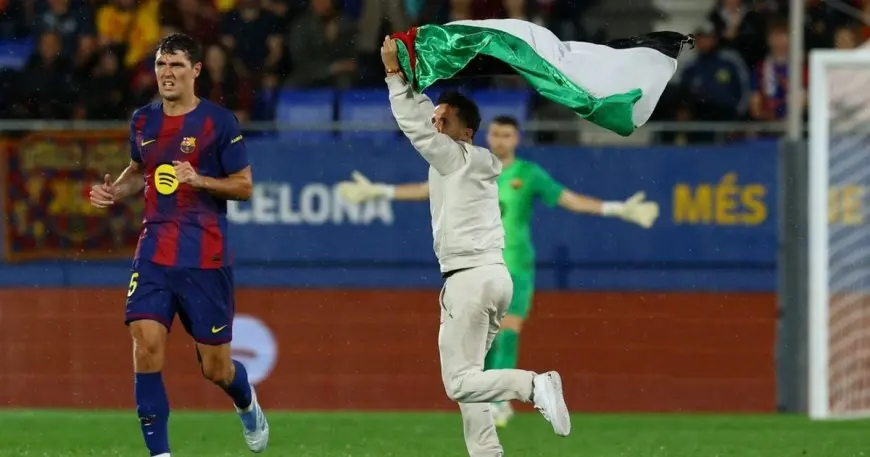 مشجع يدخل الملعب حاملاً علم فلسطين خلال هدف برشلونة في شباك خيتافي