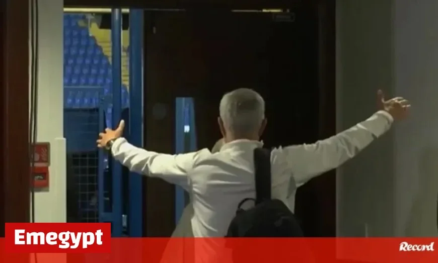 Mourinho Embraces Chelsea Staff Member Sparking Applause in Press Room