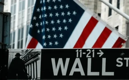 Jim Cramer Identifies Lucrative Buying Opportunity in Top Financial Stock