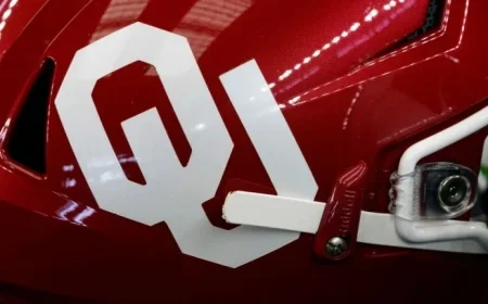Oklahoma WR Keontez Lewis Suffers Head Injury After Hitting Wall, Leaves Game