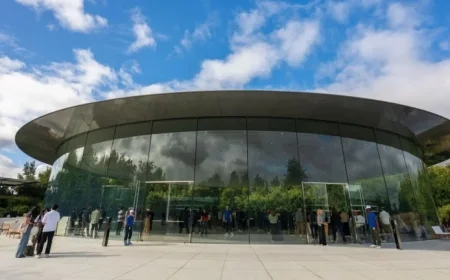 Legal experts criticize Apple for yielding to White House pressure to remove ICE tracking app