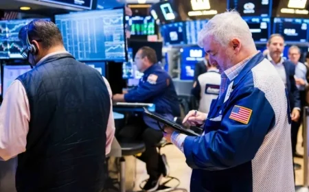 S&P 500 Sees First Drop in 8 Days Due to Oracle Slump and Shutdown Concerns Live Updates