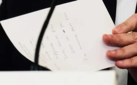 Revealed AP Photos Capture Rubio’s Critical Note to Trump Ahead of Mideast Peace Deal Announcement