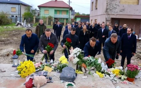 Polish Foreign Minister Tours Russian Strike Site Near Lviv for Diplomatic Talks