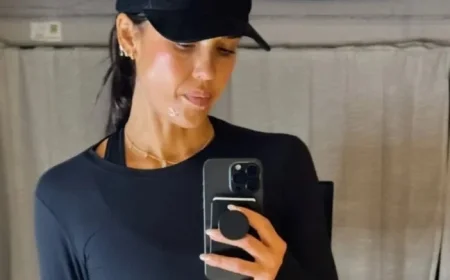Jessica Alba Stuns in Workout Outfit with Eye-Catching Mirror Selfie