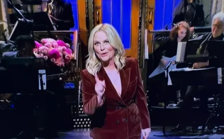 SNL Host Amy Poehler Criticizes AI Highlights Show’s 50th Anniversary and Teases Full Frontal in Monologue