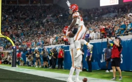 Terry Bradshaw Receives Massive Ovation from Fox NFL Sunday Co-Stars Following Unusual Dallas Cowboys Chant