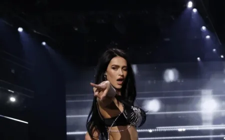 Hollywood A-list couple’s daughter stuns as lingerie model with killer abs