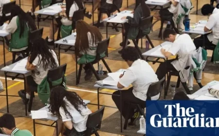 HSC English Exam Begins with Student Complaints Over Essay Prompt and Stapling Methods