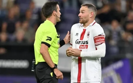 Belgische derby stilgelegd door vliegende bierbekers vlak voor tijd