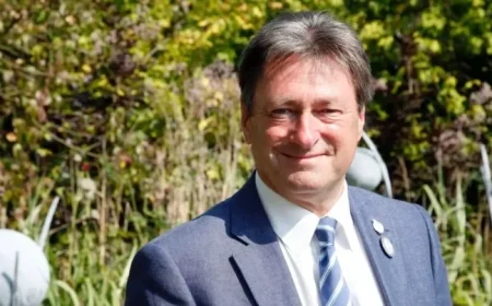 Alan Titchmarsh reveals the must-plant ‘stupendous’ tree for autumn gardening