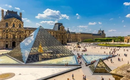 Louvre Museum Closes in Paris Following Daring Robbery