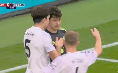 LIVE – Lammens’ Spectacular Leg Sweep Saves United in Thrilling Showdown Against Liverpool