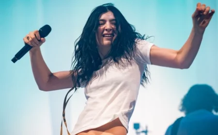 Lorde Surprises L.A. Fans with Charli XCX Duet of Girl So Confusing at Live Concert