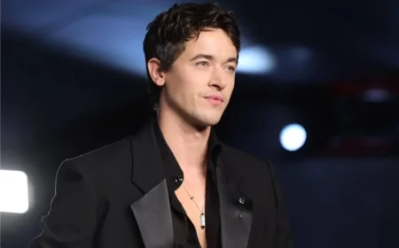 Tom Blyth Apologizes for Referring to Cillian Murphy as a British Icon