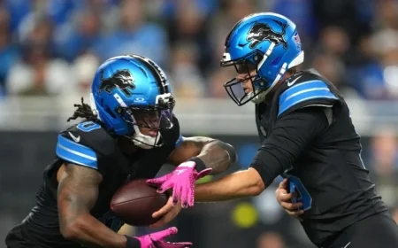 Jahmyr Gibbs Shines with 217 Yards and Two Touchdowns Leading Lions to 21-9 Advantage