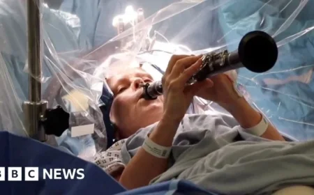 Parkinson’s Patient Amazes by Playing Clarinet During Groundbreaking Brain Surgery