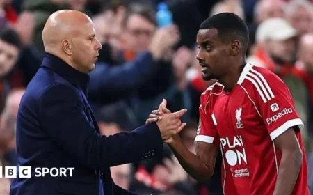 Wayne Rooney Criticizes Alexander Isak’s Starting Spot Over Hugo Ekitike at Liverpool