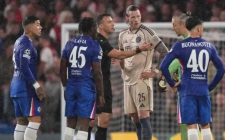 Ronald de Boer Astonished by Ajax Player’s Solo Performance: A One-Man Show