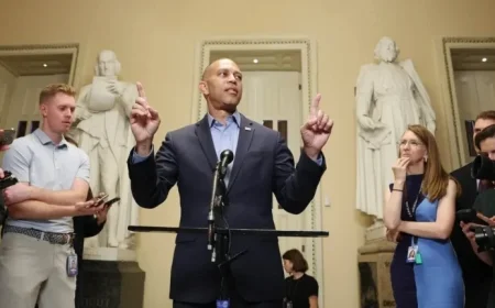 House Democrat Leader Hakeem Jeffries Backs Zohran Mamdani for NYC Mayor