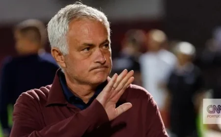Video Mourinho and Benfica Squad Cast Votes at Seixal House