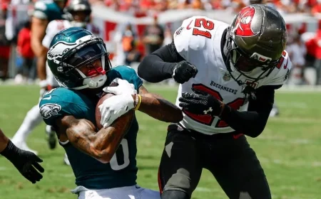 Eagles’ DeVonta Smith Overcomes Size with Remarkable Toughness